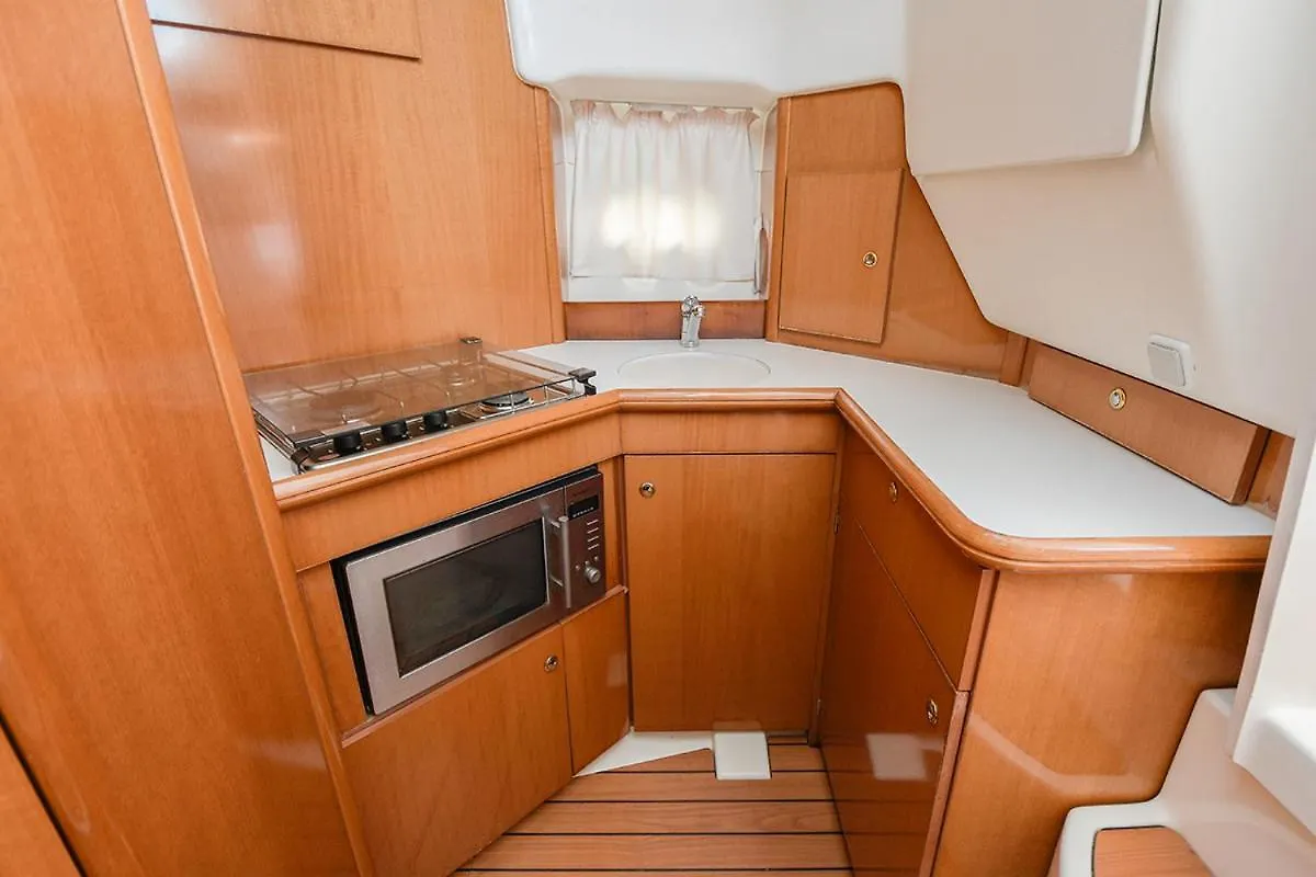 Botel Yate 32 Pies Jeanneau Hotel Sitges