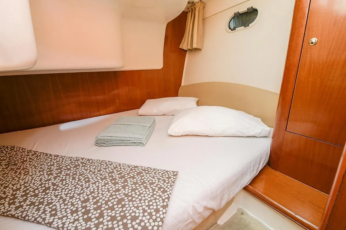 Yate 32 Pies Jeanneau Hotel Sitges 0*,